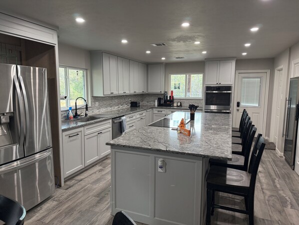 Private kitchen - Spacious 5-bedroom house sleeps 11, quiet and relaxing country property (Magnolia)