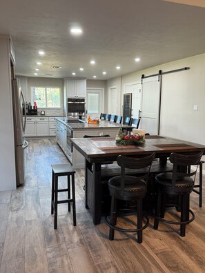 Private kitchen - Spacious 5-bedroom house sleeps 11, quiet and relaxing country property (Magnolia)