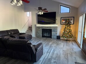 Smart TV - Spacious 5-bedroom house sleeps 11, quiet and relaxing country property (Magnolia)