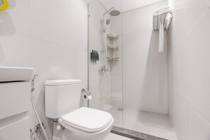 Studio | Bathroom | Shower, free toiletries, hair dryer, towels - Brassbell l Zamalek Daoud Studios B (Cairo)