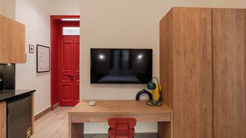 Studio, 1 King Bed | Living area