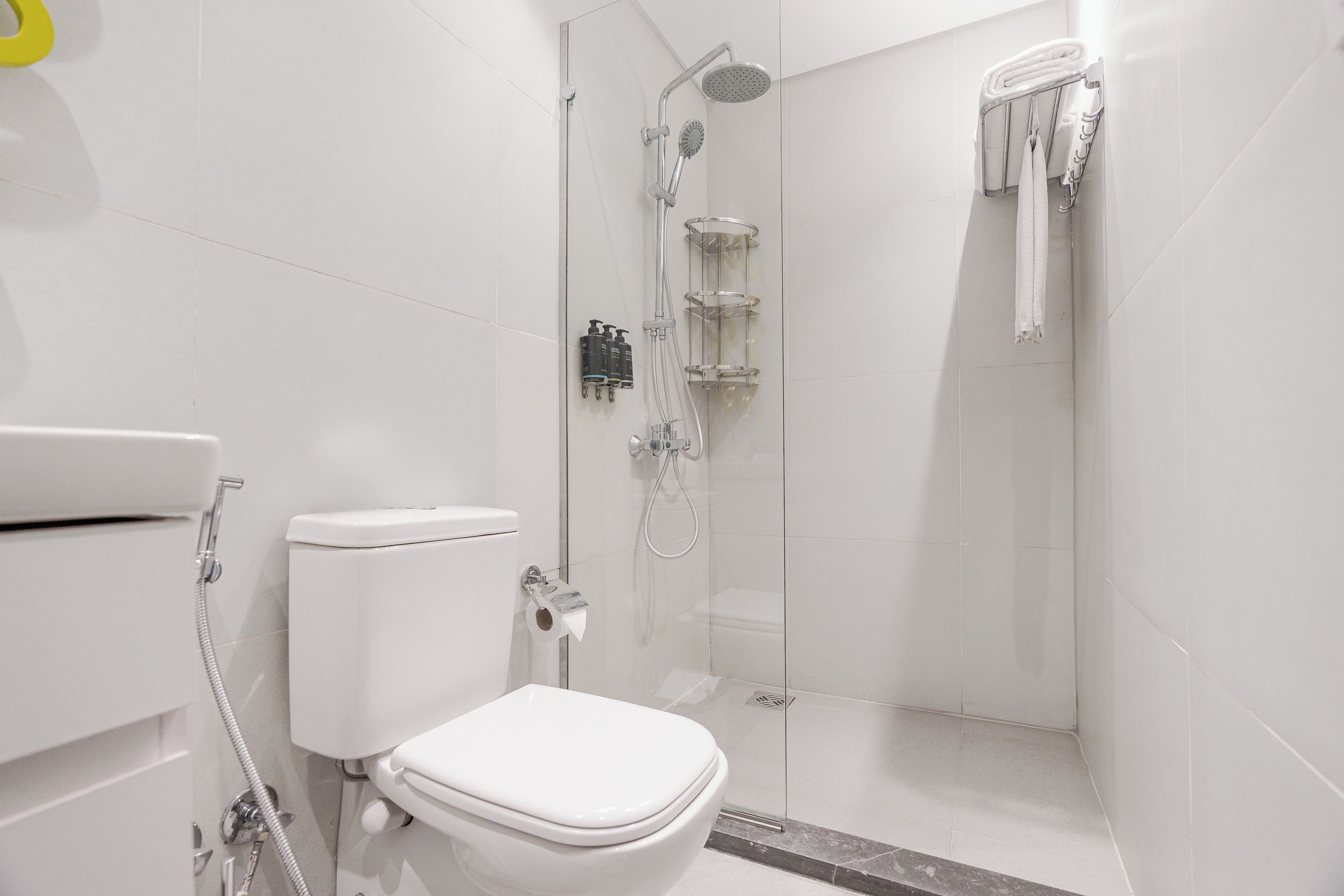 Economy Studio | Bathroom | Shower, free toiletries, hair dryer, towels