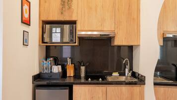 Studio | Private kitchen | Fridge, microwave, oven, cookware/dishes/utensils