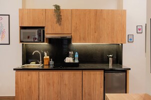 Estúdio, 1 cama King | Cozinha privada | Geladeira, micro-ondas, fogão, talheres/pratos/utensílios de cozinha