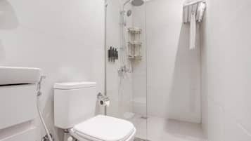 Estúdio econômico | Banheiro | Chuveiro, produtos de toalete grátis, secador de cabelo