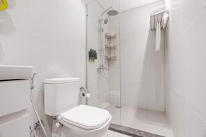 Economy Studio | Bathroom | Shower, free toiletries, hair dryer, towels