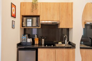 Studio | Private kitchen | Fridge, microwave, oven, cookware/dishes/utensils - Brassbell l Zamalek Daoud Studios B (Cairo)