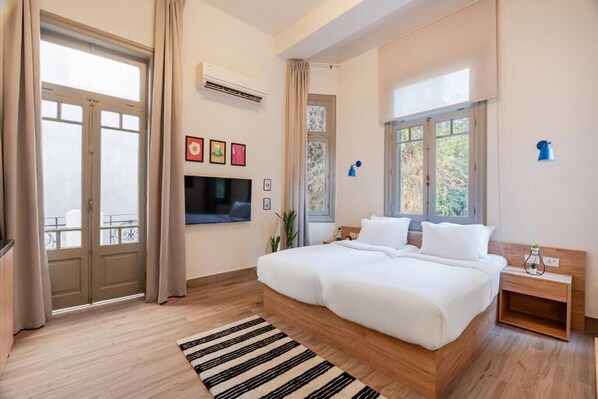 Economy Studio | Free WiFi