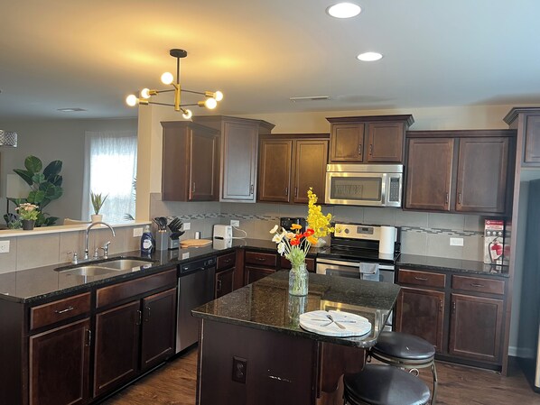 Fridge, microwave, oven, stovetop - Spacious 4-bedroom house in Charlotte close to University and PNC Pavilion (Charlotte)