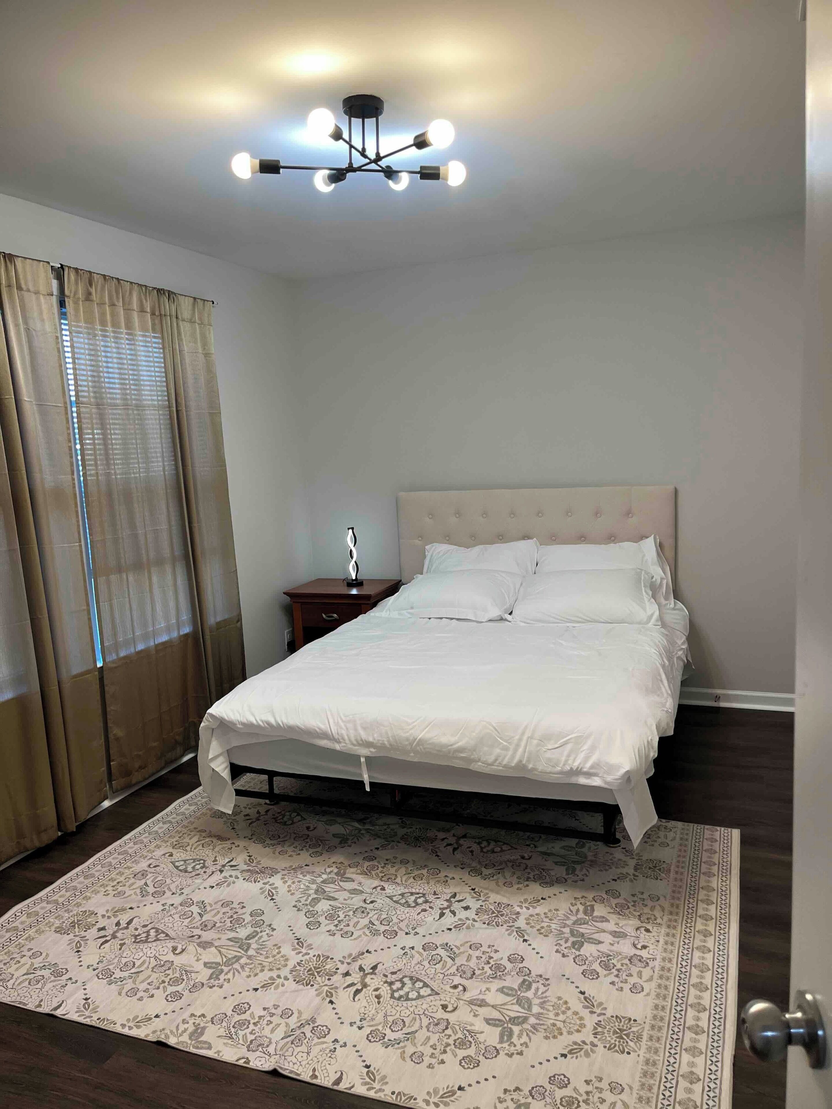 4 makuuhuonetta, työpöytä, silitysrauta/-lauta, Wi-Fi