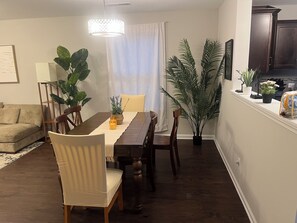 Dining - Spacious 4-bedroom house in Charlotte close to University and PNC Pavilion (Charlotte)