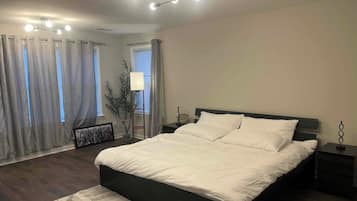 4 habitaciones, escritorio, tabla de planchar con plancha y wifi