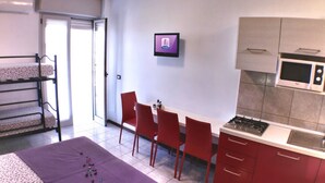 Studio, ban công | Nội thất