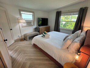 2 bedrooms, iron/ironing board, free WiFi, bed sheets - Cozy & Comfortable Bungalow 1 - 1.5 mile to 5th Ave, Beach and Old Naples! (Naples)