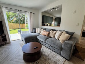 Smart TV - Cozy & Comfortable Bungalow 1 - 1.5 mile to 5th Ave, Beach and Old Naples! (Naples)