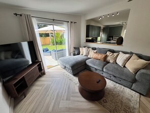 Smart TV - Cozy & Comfortable Bungalow 1 - 1.5 mile to 5th Ave, Beach and Old Naples! (Naples)