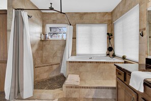 Shower, hair dryer, towels, soap - The Lodge on the St. John’s River 5 bdrm/3 bth home (Osteen)