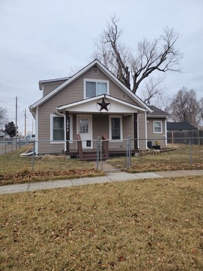 Exterior - Cozy 2-bedroom house in Council Bluffs that is close to Downtown Omaha (Council Bluffs)