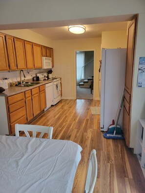 2 bedrooms, WiFi, bed sheets - Cozy 2-bedroom house in Council Bluffs that is close to Downtown Omaha (Council Bluffs)