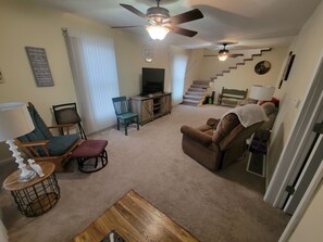 Smart TV - Cozy 2-bedroom house in Council Bluffs that is close to Downtown Omaha (Council Bluffs)