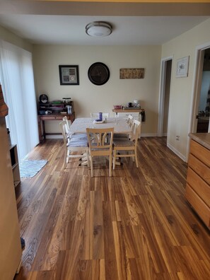 Dining - Cozy 2-bedroom house in Council Bluffs that is close to Downtown Omaha (Council Bluffs)