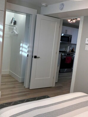 1 bedroom, iron/ironing board, WiFi, bed sheets - Cozy 1 bedroom apartment. 5 mins to Moncton airport (Dieppe)