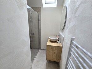 Shower, towels, soap, toilet paper - Beach house, 4 bedrooms (Île-de-Batz)