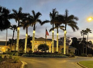 Exterior - Sunny 2-bedroom condo with AC in Naples - country club membership included (Naples)