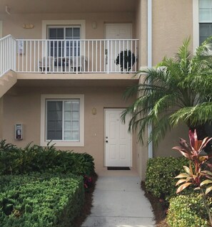 Exterior detail - Sunny 2-bedroom condo with AC in Naples - country club membership included (Naples)