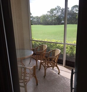 Interior - Sunny 2-bedroom condo with AC in Naples - country club membership included (Naples)