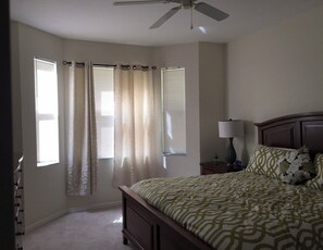 2 bedrooms, iron/ironing board, WiFi, bed sheets - Sunny 2-bedroom condo with AC in Naples - country club membership included (Naples)