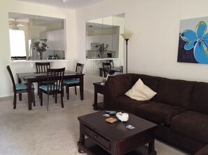 TV - Sunny 2-bedroom condo with AC in Naples - country club membership included (Naples)