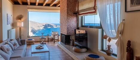 Smart TV, chimenea y tenis de mesa