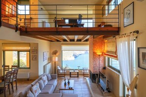 Älytelevisio, takka, pöytätennispöytä