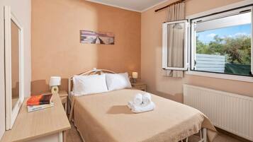 3 bedrooms, iron/ironing board, bed sheets