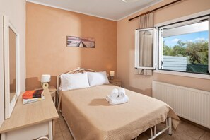 3 عدّة غرف نوم ومكواة/لوح كي وملاءات أسرّة