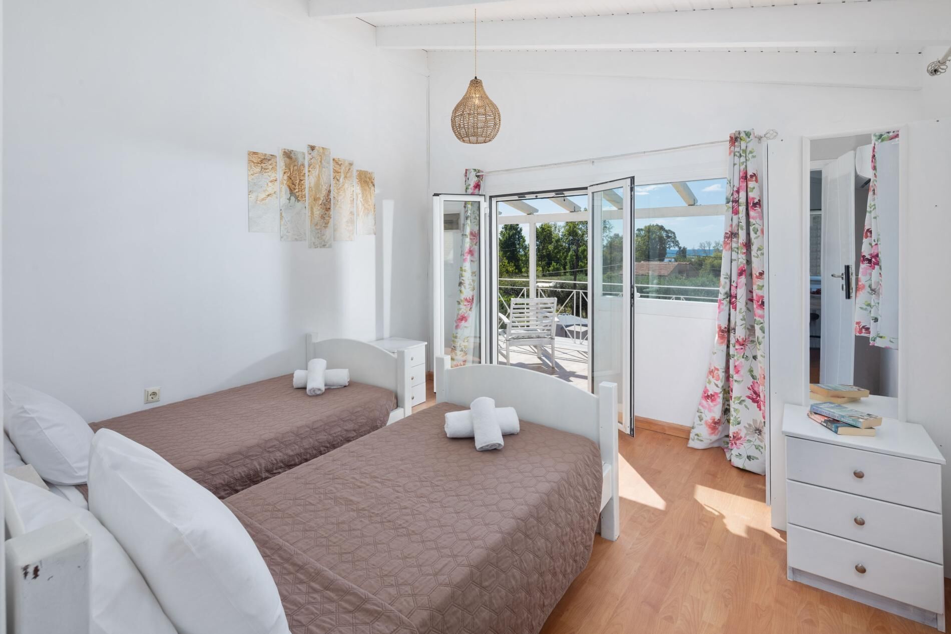 3 bedrooms, iron/ironing board, bed sheets