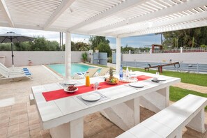 تناول الطعام بالخارج