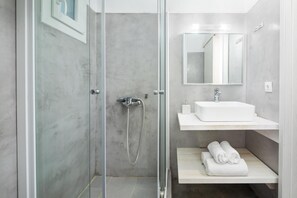 Douche, sèche-cheveux, serviettes fournies
