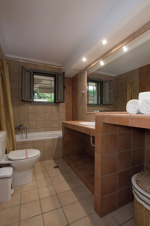 Shower, hair dryer, towels - Golden Coast Boutique Villa (Zakynthos)