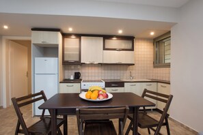 Fridge, oven, stovetop, coffee/tea maker - Golden Coast Boutique Villa (Zakynthos)