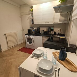 Kühlschrank, Mikrowelle, Herdplatte, Geschirrspüler
