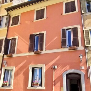 Exterior detail - Trasteverina 117, in the heart of Rome's historic center. (Roma)