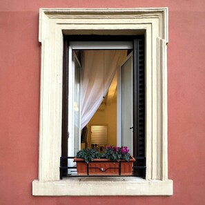 Exterior detail - Trasteverina 117, in the heart of Rome's historic center. (Roma)