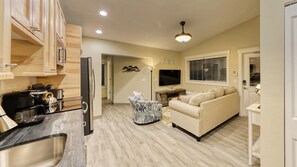 Smart TV - Resort-Style Ground Floor Suite On Vista Lake, Heated Pool & Spa 🦤🦤🦤 (Anna Maria)