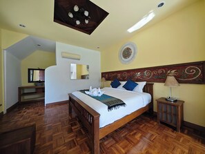 Deluxe Double or Twin Room, Mountain View | Meja, ruang kerja komputer riba, Wi-fi percuma, cadar katil 