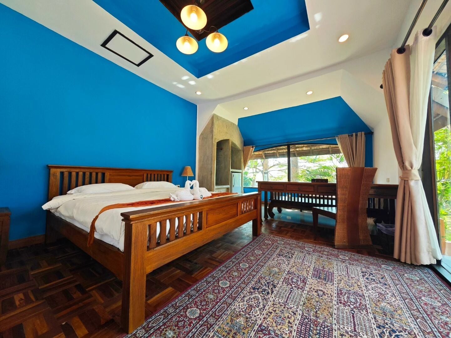 Desk, laptop workspace, free WiFi