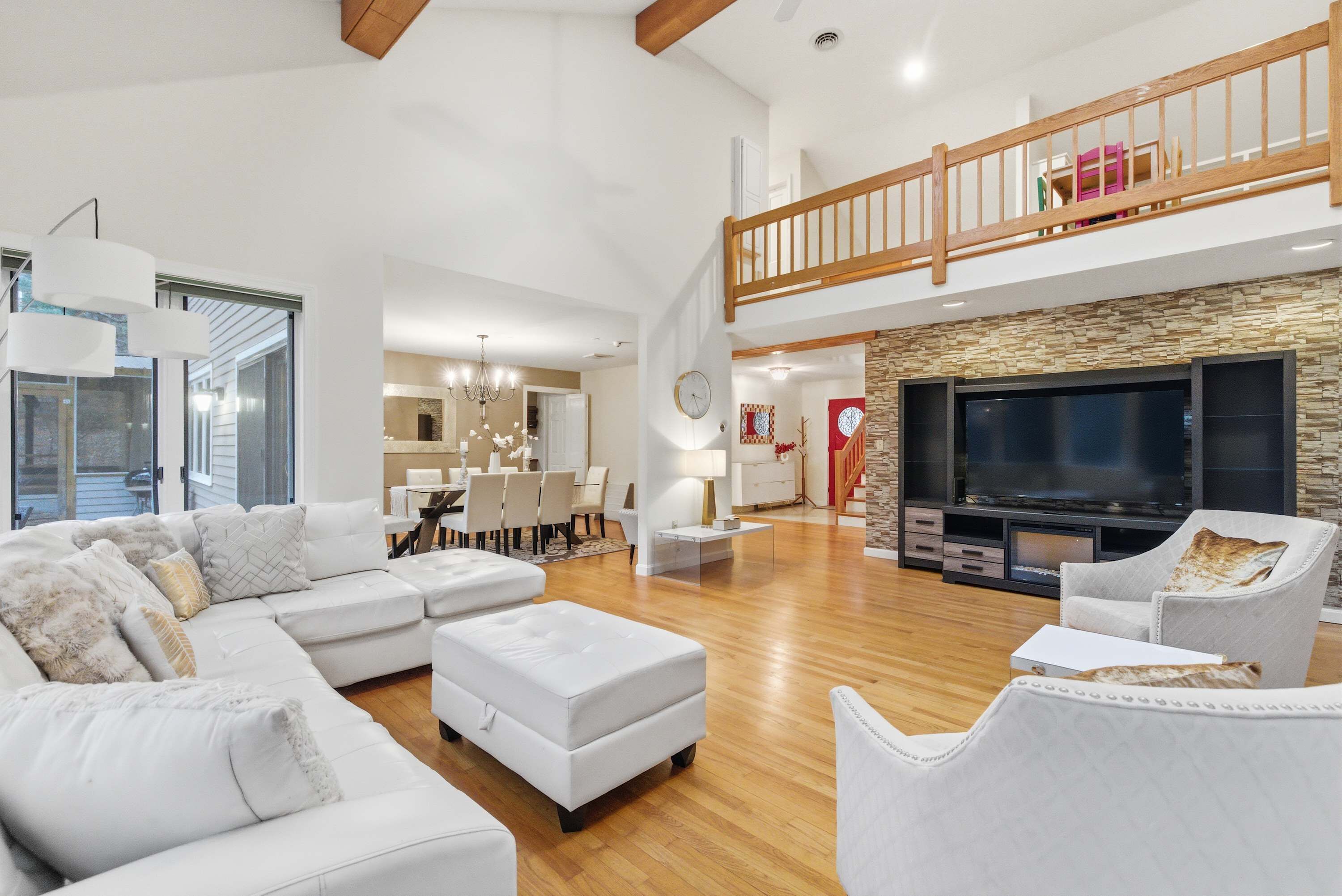 Televisión y oficina 