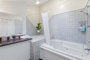 Ducha, secador de pelo, toallas y champú