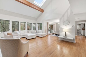 TV, offices - Modern 6BR Home for Large Groups & Families (Keene)